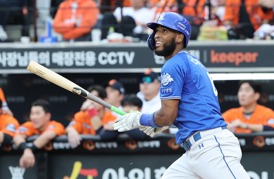 Samsung Lions first baseman Lewin Diaz in action during Game 2 of the second round of KBO playoffs against the Hanwha Eagles at Daejeon Hanwha Life Ballpark in Daejeon on Oct. 19. [NEWS1] 
