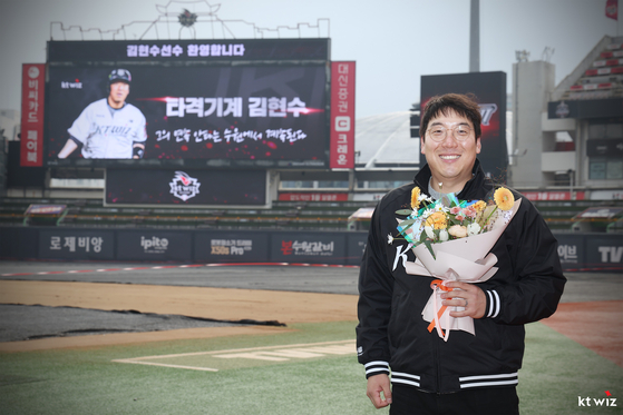 KT Wiz outfielder Kim Hyun-soo poses at KT Wiz Park in Suwon, Gyeonggi, after signing a free agent deal with the club on Nov. 25. [YONHAP]