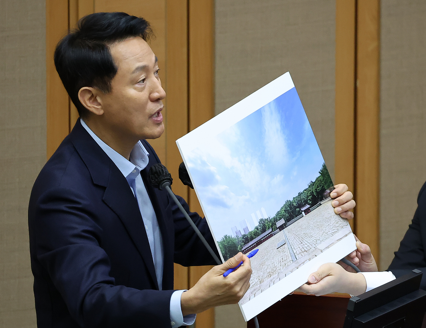 Seoul Mayor Oh Se-hoon unveils the city’s rendered image of skyscrapers planned for Sewoon District No. 4 during a city council session on Nov. 18. [NEWS1]