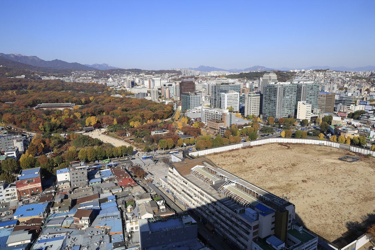 Sewoon District No. 4, located across from Jongmyo Shrine in Jongno District, central Seoul, stands vacant as it awaits redevelopment on Nov. 14. [NEWS1] 