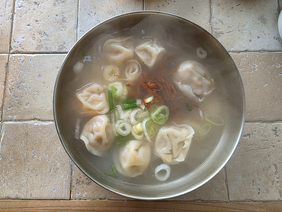 A mandu (dumpling) soup with rice cake at Gaetmaeul [JIN EUN-SOO]