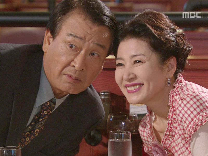 Actors Kim Ja-ok, right, and Lee Soon-jae, who played lovers in the MBC sitcom ″High Kick Through the Roof″ (2009-10), the spin-off of ″High Kick!″ (2006-07) [MBC]