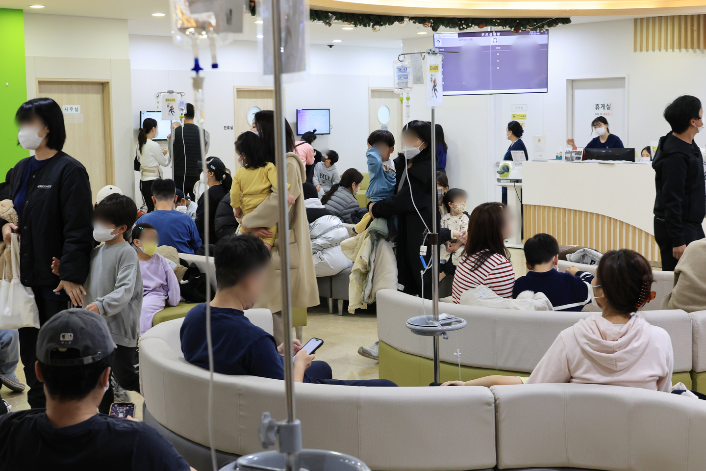 Patients and their guardians crowd a pedriatic clinic in Seongbuk District, northern Seoul, on Nov. 23, amid a surge in flu cases. [YONHAP] 