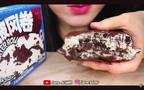 A mukbang YouTuber eats a "towel cake" sold at China's bakery chain Holiland [SCREEN CAPTURE]