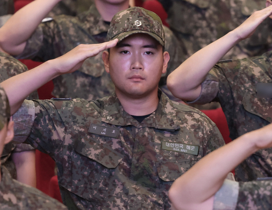 Lee Ji-ho, the son of Samsung Electronics Executive Chairman Lee Jae-yong, salutes during the entrance ceremony for the Navy’s 139th class of officer candidates at the Republic of Korea Naval Academy in Changwon, South Gyeongsang on Sept. 23. [YONHAP]