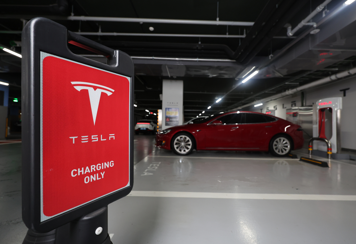 Tesla EVs are charged at a Supercharger in central Seoul. [YONHAP]