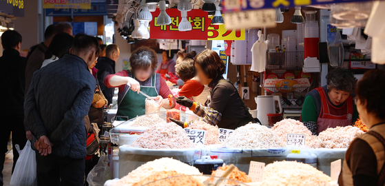 Customers purchase jeotgal (salted seafood) at a traditional market in Namdong District, Incheon, on Nov. 16. [YONHAP] 