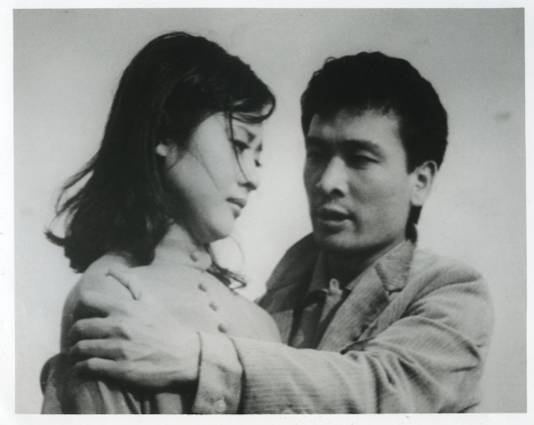 Actors Nam Jeong-im, left, and Lee Soon-jae, who starred in the film ″Early Rain″ (translated, 1966) [KOREAN FILM ARCHIVE]