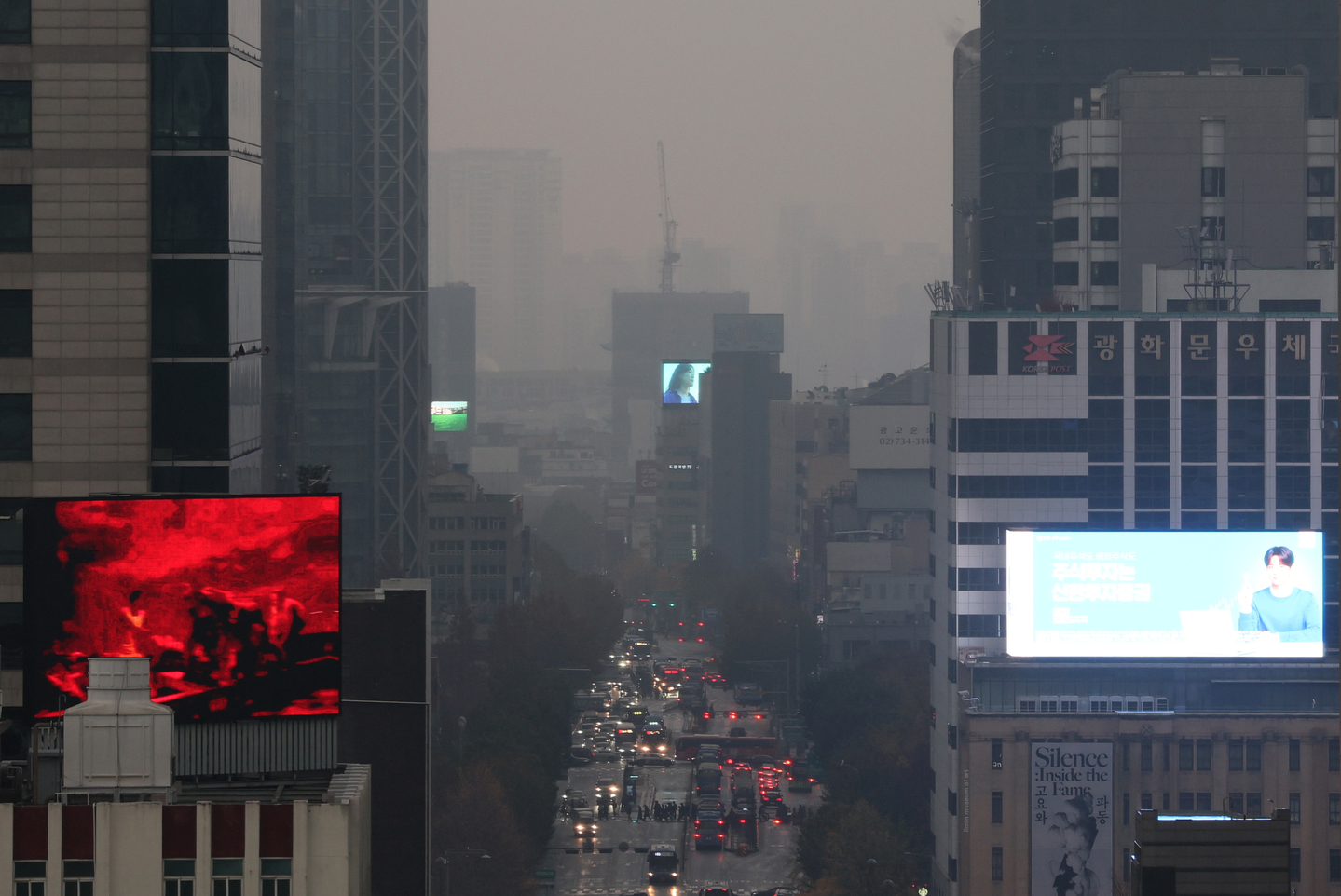 Fine dust blankets downtown Seoul on Nov. 25. The ultrafine dust level in the capital entered the “bad” range that morning, which spans 36 to 75 micrograms per cubic meter. [YONHAP]