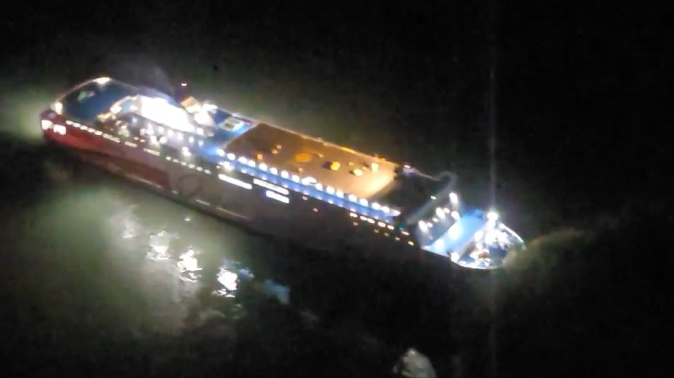 The Mokpo Coast Guard conducts a rescue operation after the Queen Jenuvia II ran aground near Jokdo, Jangsan-myeon, Shinan County, South Jeolla, at around 8:17 p.m. on Nov. 19. [MOKPO COAST GUARD]