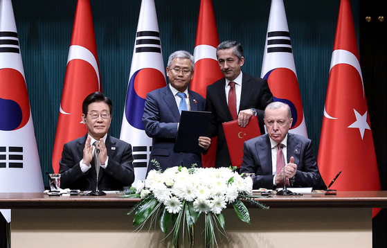President Lee Jae Myung, front row left, claps with Turkish President Recep Tayyip Erdogan, front row right, during an MOU signing ceremony for nuclear energy cooperation at the presidential palace in Ankara, Turkey on Nov. 24. [JOINT PRESS CORPS] 