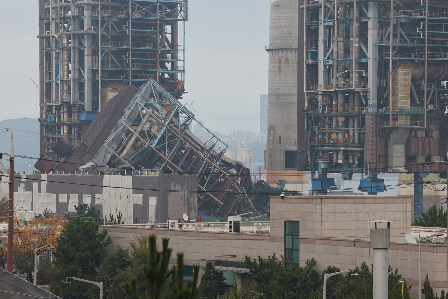 Boiler Units No. 4 and 6 stand precariously on either side of the collapsed No. 5 tower at the Ulsan Thermal Power Plant on Nov. 9, four days after the boiler tower collapsed. [YONHAP]