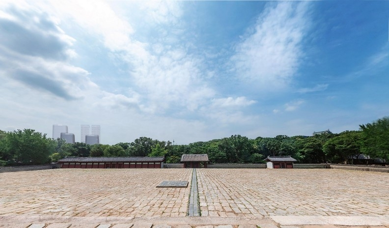 A rendered image provided by the Seoul Metropolitan Government shows how skyscrapers built in Sewoon District No. 4 under the city’s relaxed height restrictions would appear from the main hall of Jongmyo Shrine. [SEOUL METROPOLITAN GOVERNMENT]