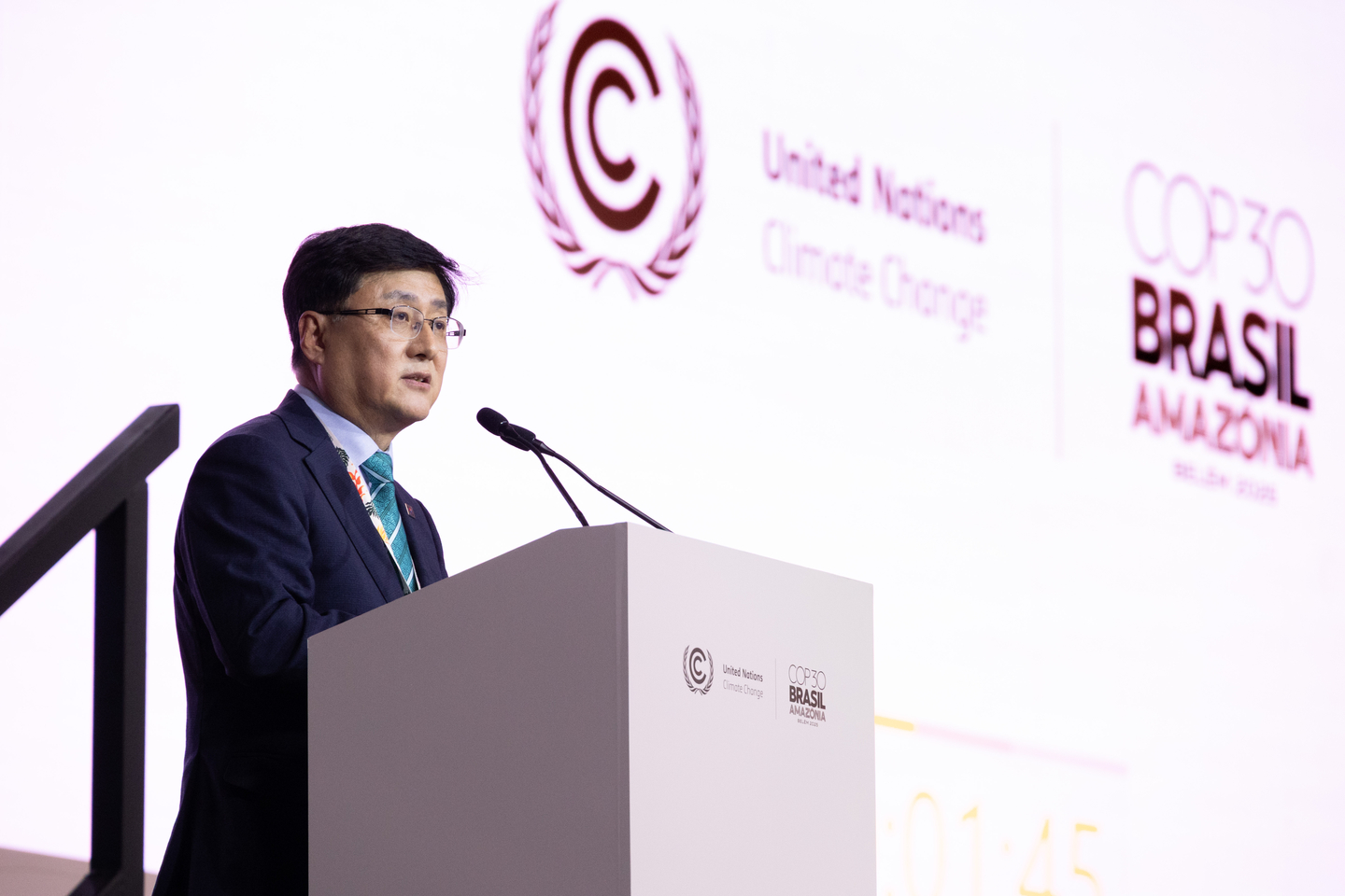 Korean Climate Minister Kim Sung-hwan speaks at the 30th United Nations Climate Change Conference (COP30) in Belem, Brazil, on Nov. 17. [YONHAP]