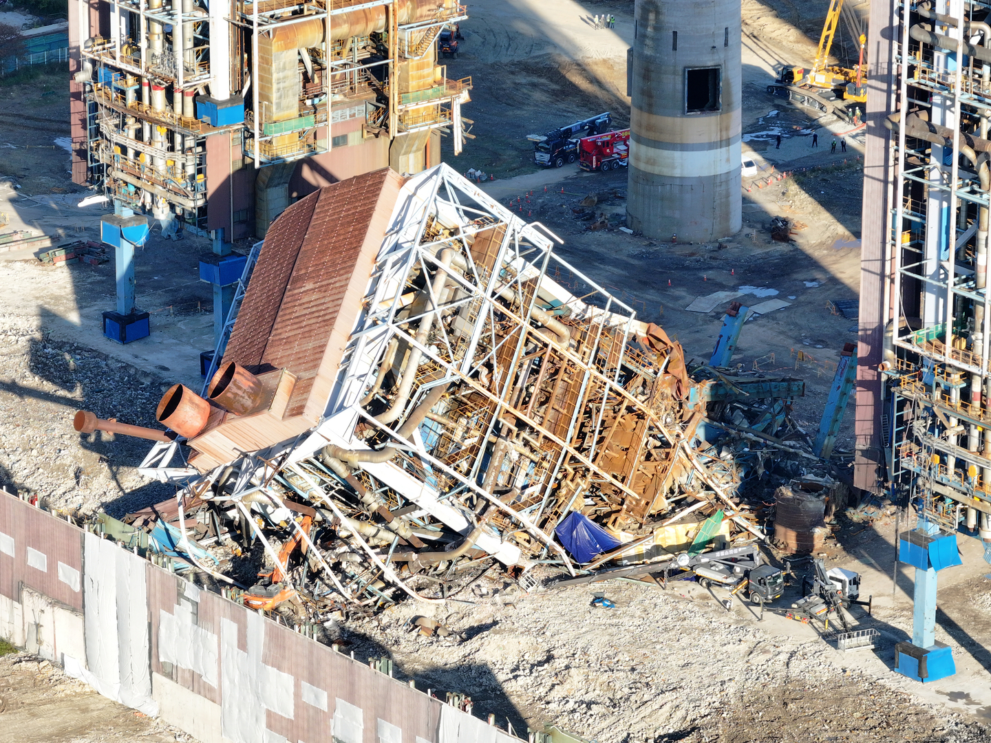 A boiler tower at the Ulsan Thermal Power Plant is seen collapsed in Nam District, Ulsan on Nov. 10. [YONHAP]