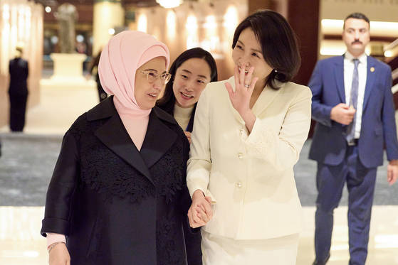 First lady Kim Hea Kyung, right, and her Turkish counterpart, Emine Erdogan, enter the Nation's Library in Ankara, Turkey, on Nov. 25. [JOINT PRESS CORPS] 