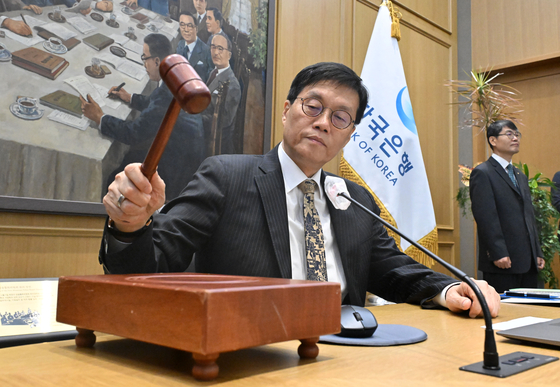Bank of Korea Governor Rhee Chang-yong strikes the gavel during a Monetary Policy Committee meeting at the Bank of Korea headquarters in central Seoul on Oct. 23. [YONHAP] 