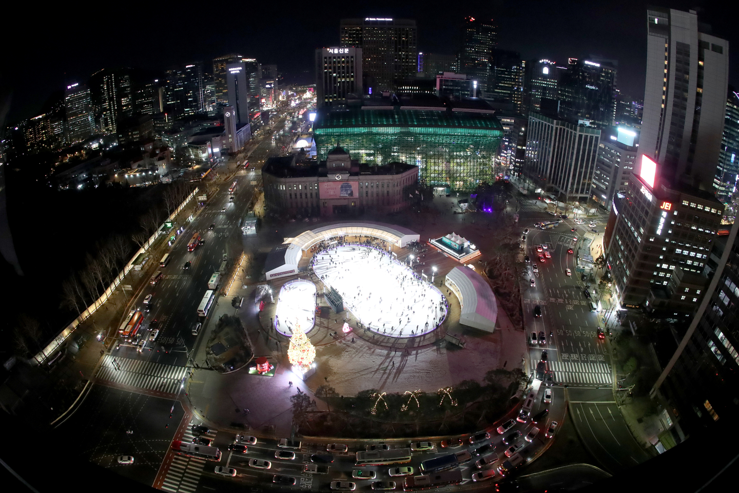 An ice rink in Seoul Plaza, Jung District, central Seoul in 2024 [SEOUL METROPOLITAN GOVERNMENT]