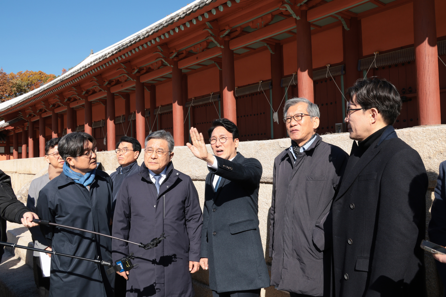 Prime Minister Kim Min-seok, center, Korea Heritage Service Administrator Huh Min, center left, and National Museum of Korea Director You Hong-june, center right, visit Jongmyo Shrine in Jongno District, central Seoul, on Nov. 10, following the Seoul Metropolitan Government’s revised redevelopment plan for the area. [NEWS1]