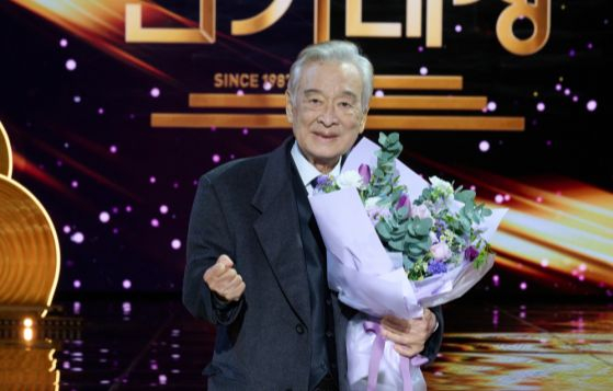 Veteran actor Lee Soon-jae wins the Grand Prize at the 2024 KBS Drama Awards as the oldest actor to do so, on Jan. 12, 2025.[YONHAP]