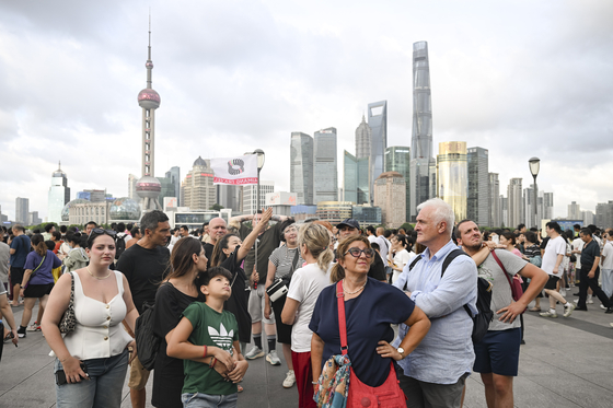 Tourists from Italy visit the Bund area in Shanghai on July 21.[XINHUA NEWS AGENCY]