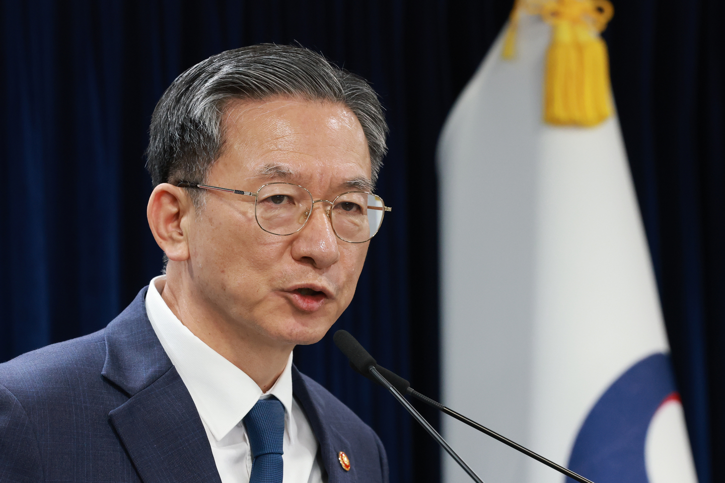 Minister of Justice Jung Sung-ho speaks at a press briefing at the Seoul Government Complex in central Seoul on Nov. 18. [YONHAP]