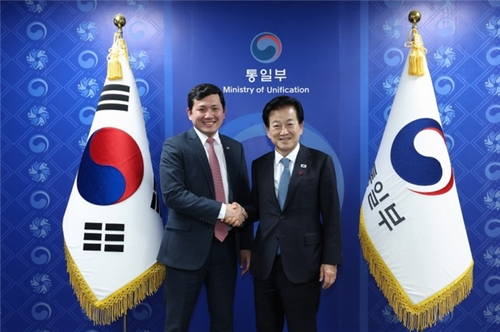 Unification Minister Chung Dong-young, right, and acting U.S. Ambassador to South Korea Kevin Kim shake hands during their meeting in Seoul on Nov. 25. [MINISTRY OF UNIFICATION]
