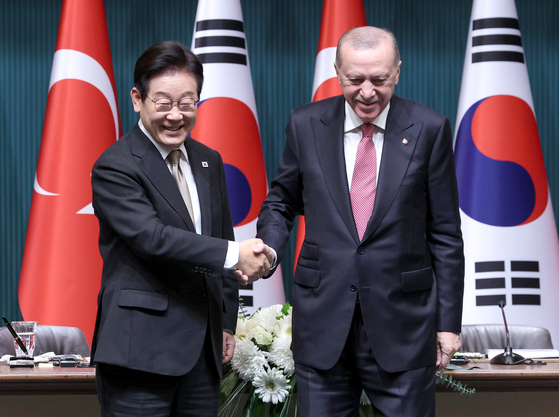 President Lee Jae Myung, left, and Turkish President Recep Tayyip Erdogan shake hands at a joint press briefing at the presidential palace in Ankara, Turkey, on Nov. 24. [JOINT PRESS CORPS]