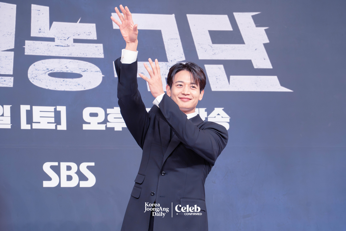 SHINee’s Minho poses for photos during a press conference for the sports reality show “Rising Eagles” on Nov. 26 at SBS Hall in western Seoul. [DANIELA GONZALEZ PEREZ]