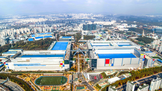 An aerial view of Samsung Electronics’ Hwaseong chip complex in Gyeonggi, including the S3 line, which manufactures chips using the 3-nanometer process [SAMSUNG ELECTRONICS] 