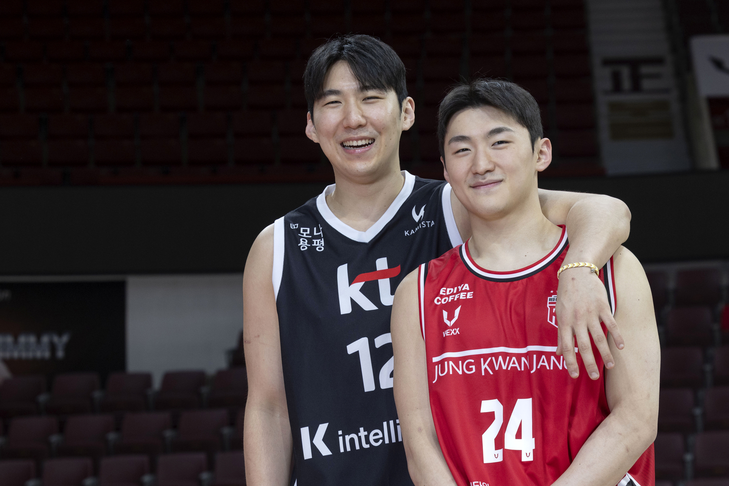 Suwon KT Sonicboom forward Moon Jeong-hyeon, left, and Anyang Jung Kwan Jang Red Boosters guard Moon Yu-hyeon speak during an interview with the JoongAng Ilbo at Anyang Stadium in Gyeonggi on Nov. 20. [JANG JIN-YOUNG]