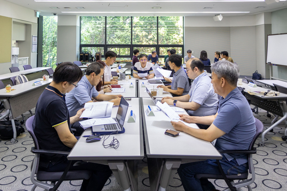 Researchers from Korea University, Yonsei University and Hallym University discuss the future direction of the joint research projects along with the Inha University research team and the HK3.0 Consortium Project Team at a workshop held on Aug. 21 and 22. [INHA UNIVERSITY]