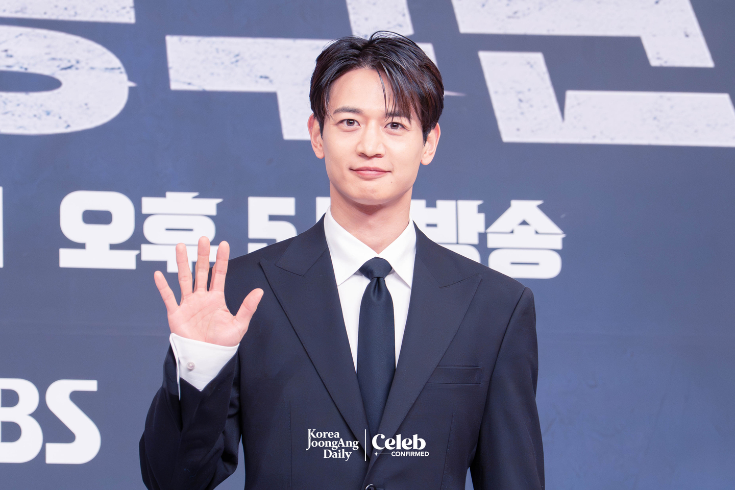 SHINee’s Minho poses for photos during a press conference for the sports reality show “Rising Eagles” on Nov. 26 at SBS Hall in western Seoul. [DANIELA GONZALEZ PEREZ]
