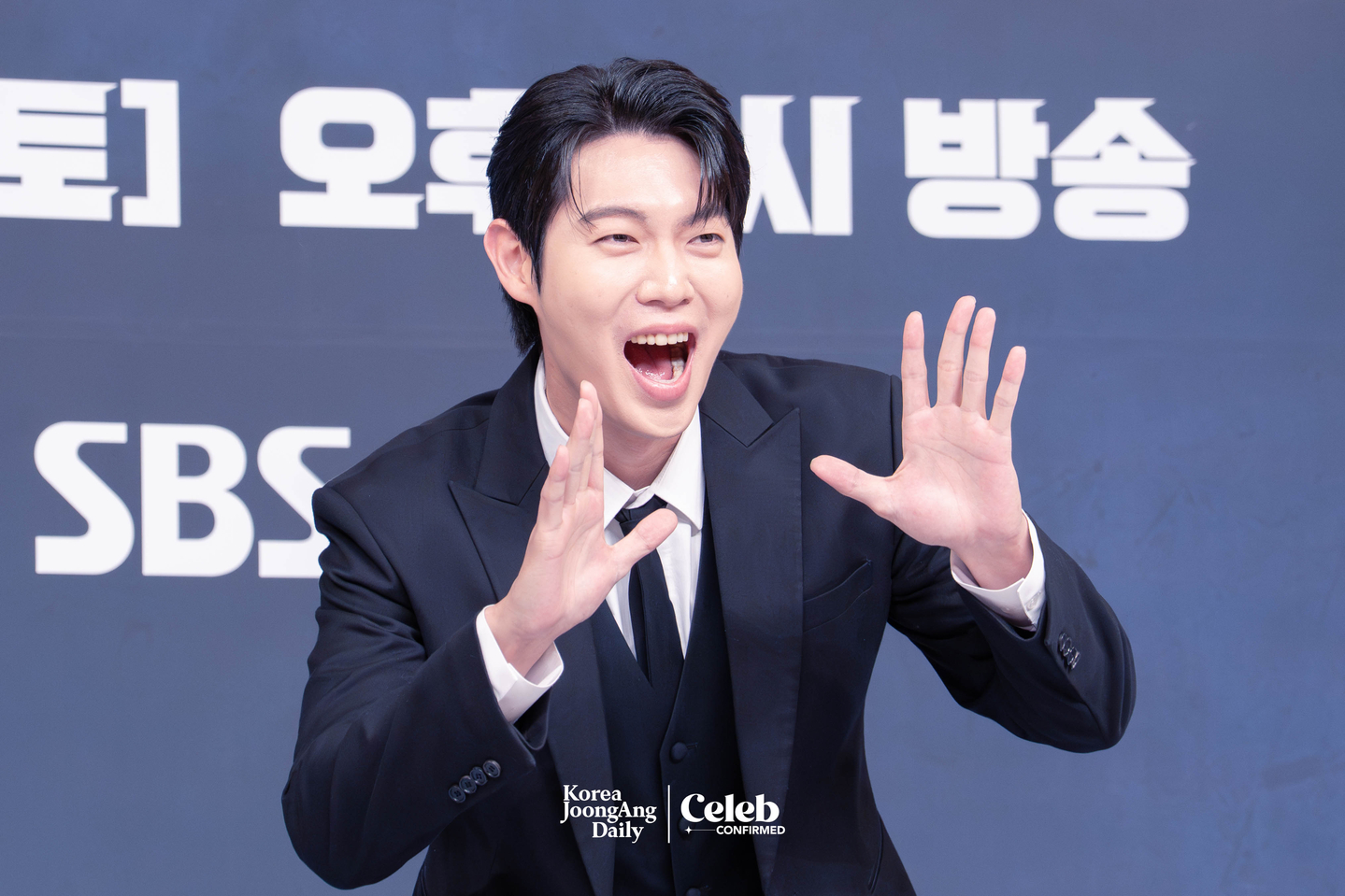 Son Tae-jin poses for photos during a press conference for the sports reality show “Rising Eagles” on Nov. 26 at SBS Hall in western Seoul. [DANIELA GONZALEZ PEREZ]