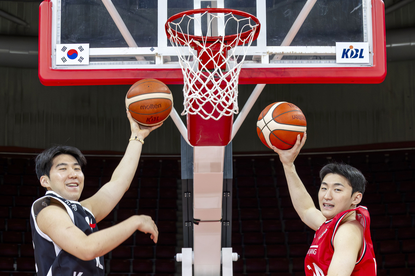 Suwon KT Sonicboom forward Moon Jeong-hyeon, left, and Anyang Jung Kwan Jang Red Boosters guard Moon Yu-hyeon pose for a photo in an interview with the JoongAng Ilbo at Anyang Stadium in Gyeonggi on Nov. 20. [JANG JIN-YOUNG]