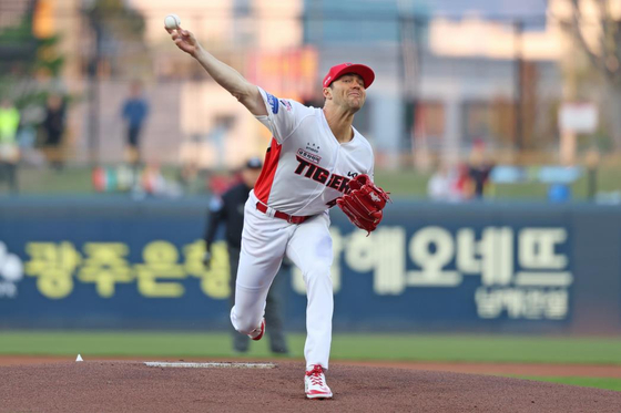 Kia Tigers pitcher James Naile pitches during a KBO game against the KT Wiz at Gwangju-Kia Champions Field in Gwangju on April 15. [YONHAP]