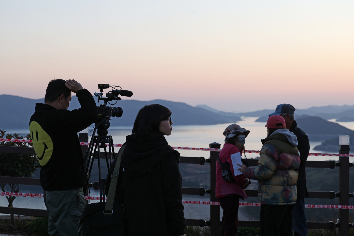 Visitors to Goheung Space Launch Observatory in Goheung, South Jeolla are seen waiting for the fourth launch of Korea's homegrown space rocket Nuri on Nov. 26. [YONHAP] 