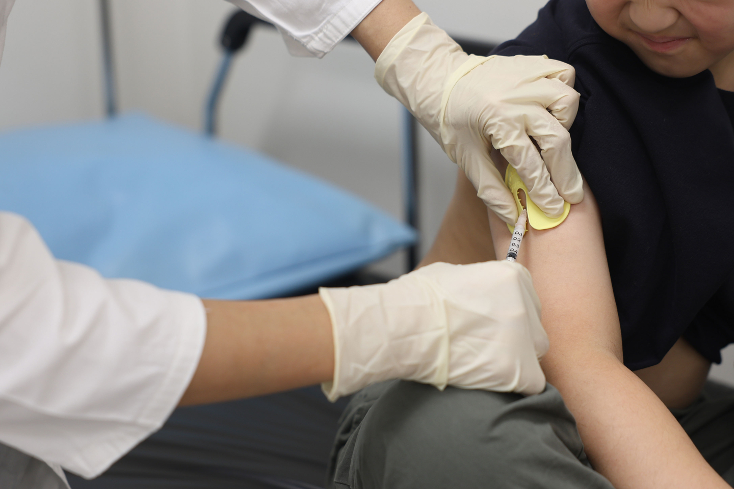 Kim Ji-hyun, a pediatrics professor at Samsung Medical Center, administers an immunotherapy injection to a child with food allergies. [SAMSUNG MEDICAL CENTER]