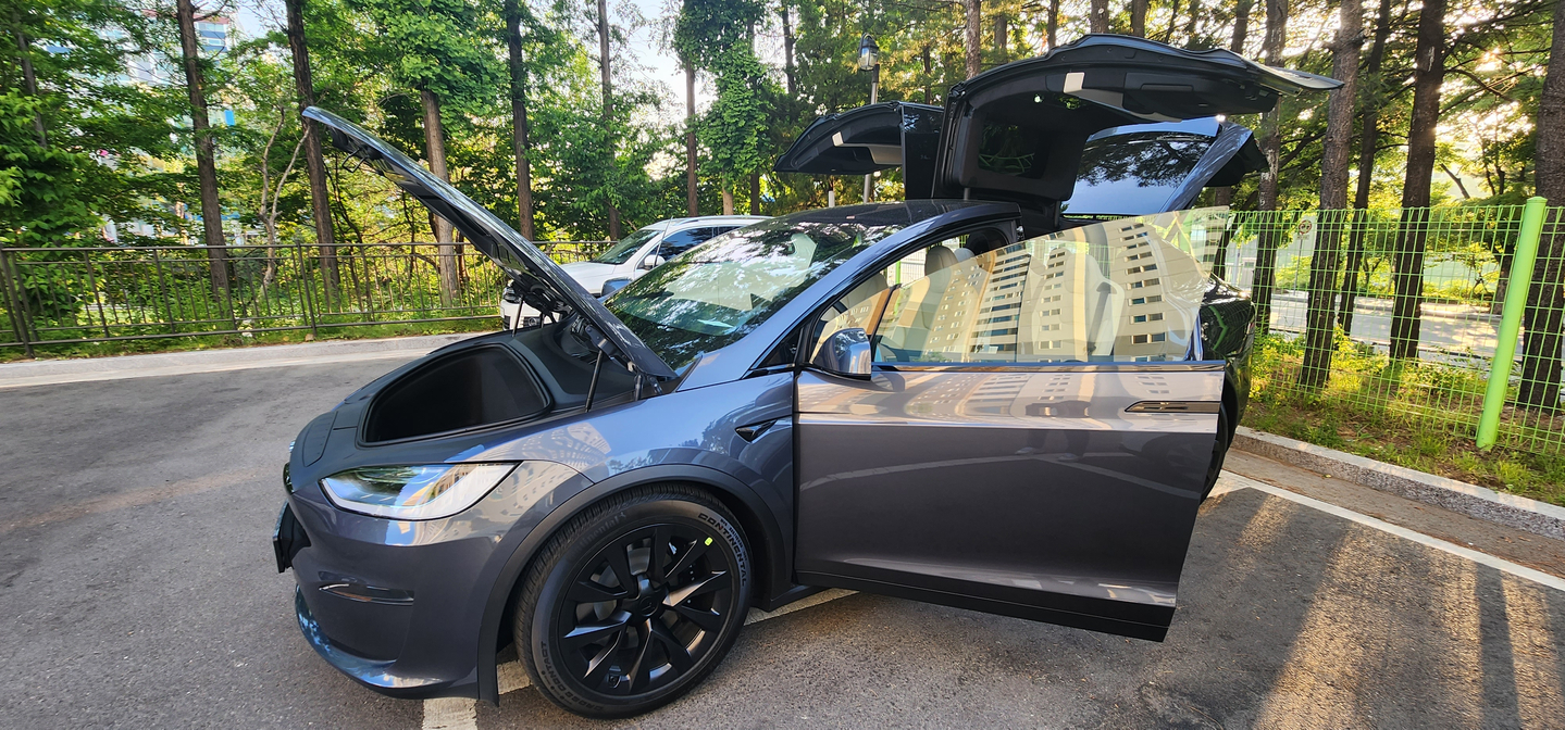 A Tesla Model X vehicle is seen on display before a test drive at a Tesla service center in Gangnam District, southern Seoul, on May 19. [KIM MIN-SANG]