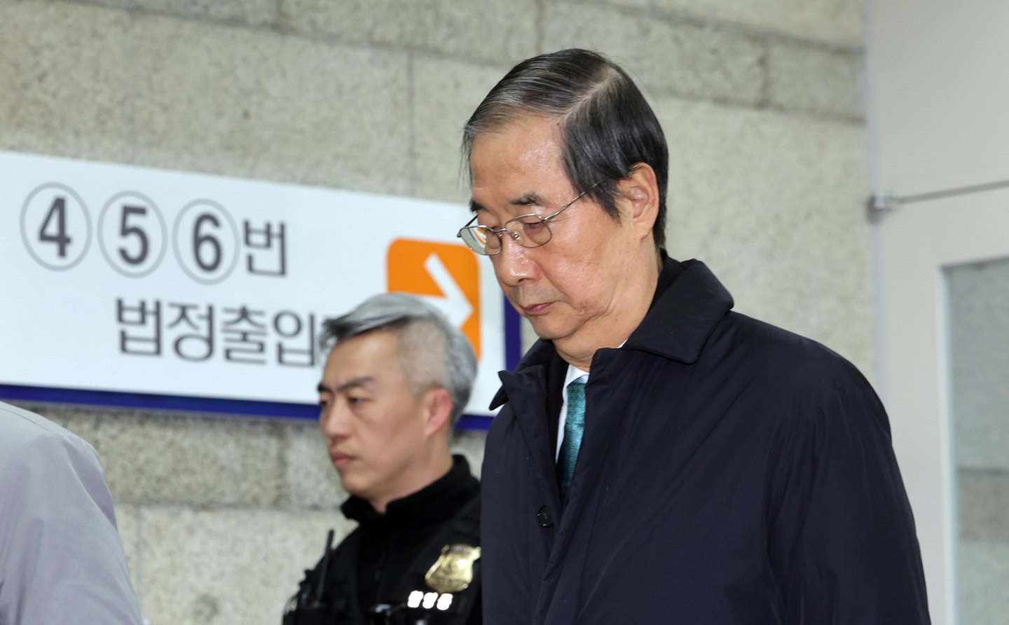 Former Prime Minister Han Duck-soo arrives for his first-instance sentencing hearing at the Seoul Central District Court on Nov. 26 [YONHAP]
