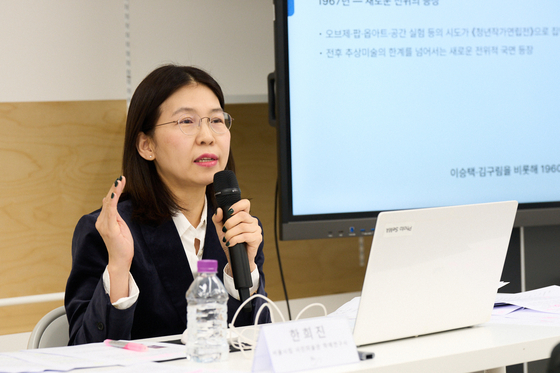 Curator Han Hee-jean gives an overview of Photo SeMA's new exhibit to reporters on Nov. 25, at the museum in Dobong District, northern Seoul. [PHOTO SEMA]            
