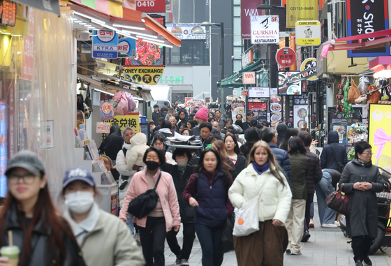 People walk at the shopping area of Myeong-dong in Jung District, central Seoul, on Nov. 25. [YONHAP]