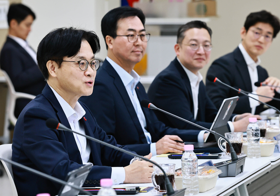 Industry Minister Kim Jung-kwan chairs a meeting with petrochemical companies in Yeosu, South Jeolla, at the Korea Industrial Complex Corporation’s South Jeolla headquarters on Nov. 26. [YONHAP]