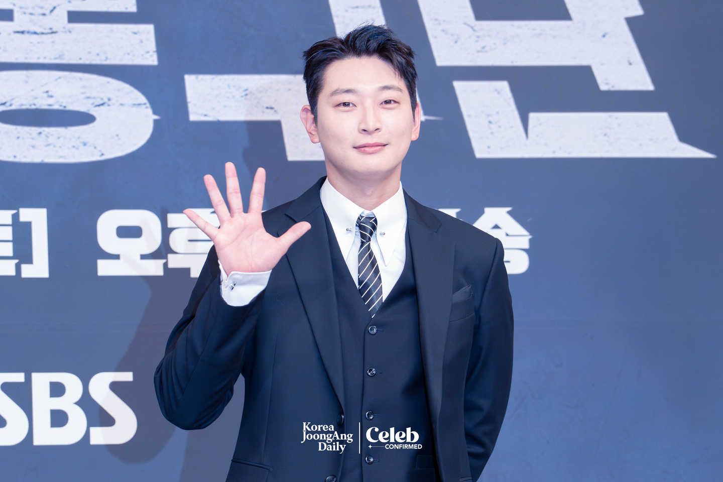 Jeong Jin-woon poses for photos during a press conference for the sports reality show “Rising Eagles” on Nov. 26 at SBS Hall in western Seoul. [DANIELA GONZALEZ PEREZ]