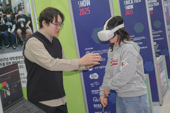 Ahn Ho-jun, CEO of iLLisoft, demonstrates the company’s next business item, an assistive sports device for people with visual impairments, with participants at Hanyang University Erica Tech Show, an industry academia cooperation and research exhibition held on Nov. 12 and 13 at the Hanyang University Erica campus in Ansan, Gyeonggi. [ILLISOFT]