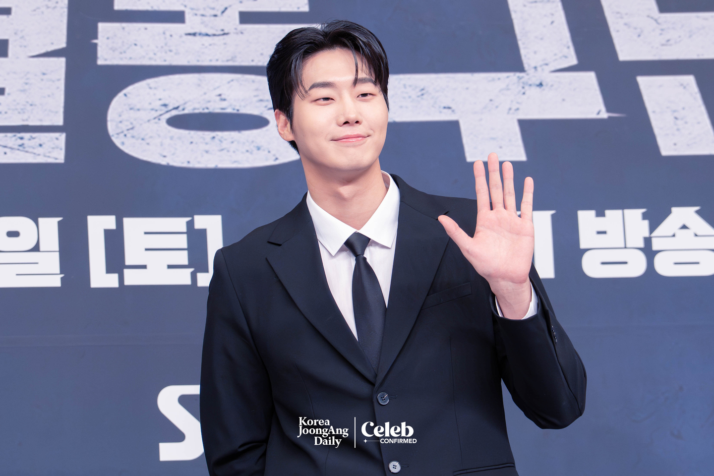 Kim Taek poses for photos during a press conference for the sports reality show “Rising Eagles” on Nov. 26 at SBS Hall in western Seoul. [DANIELA GONZALEZ PEREZ]