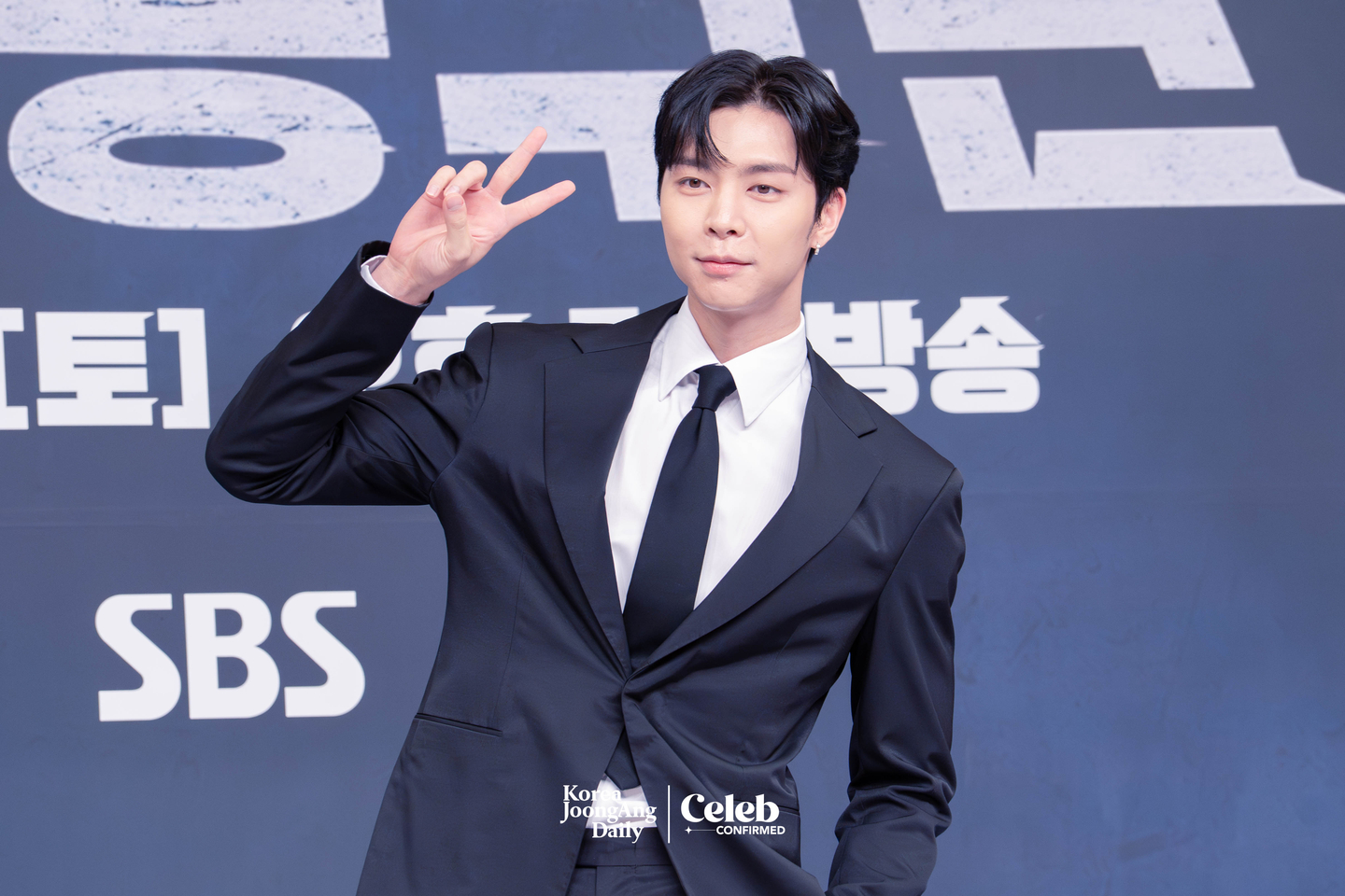 NCT’s Johnny poses for photos during a press conference for the sports reality show “Rising Eagles” on Nov. 26 at SBS Hall in western Seoul. [DANIELA GONZALEZ PEREZ]