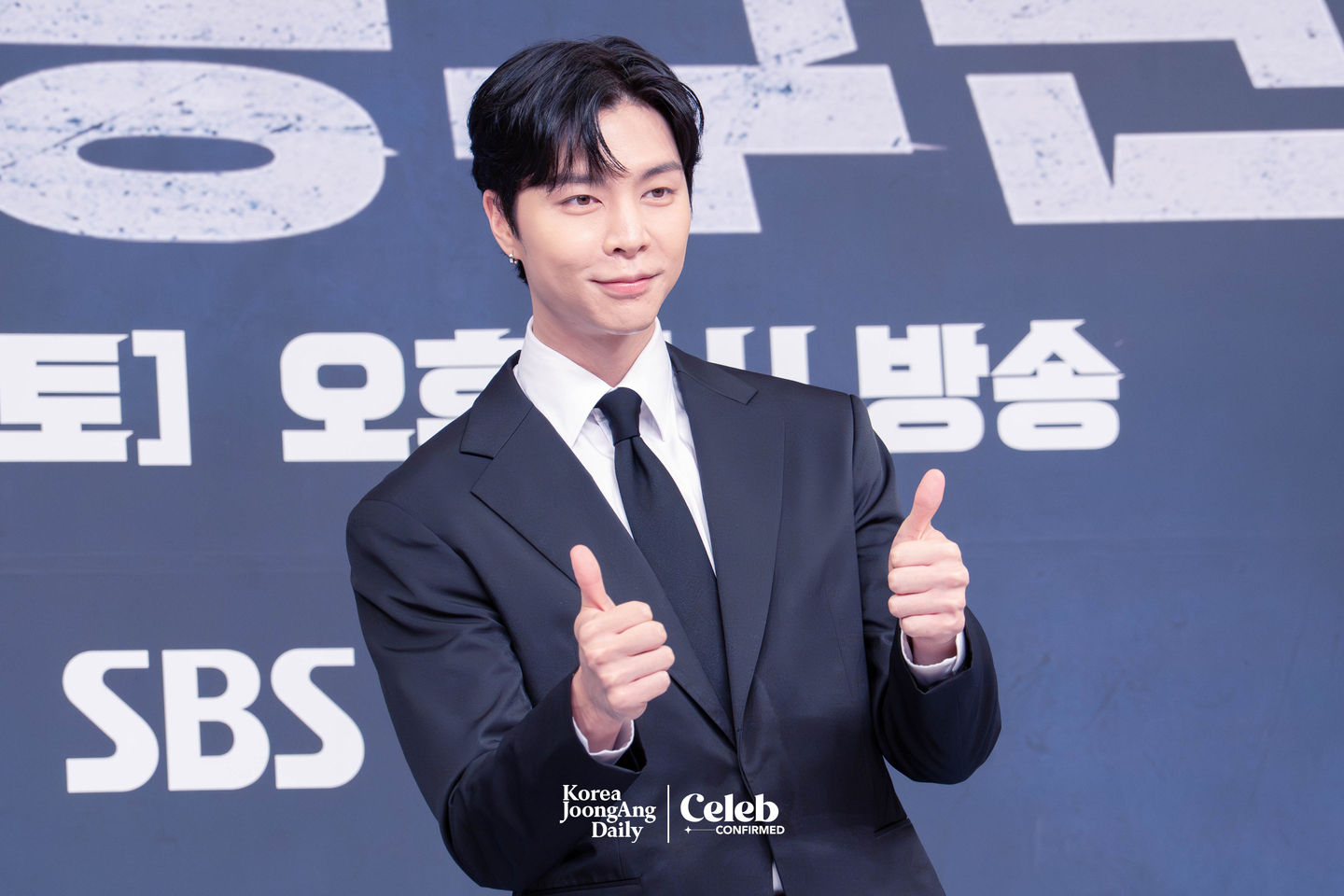 NCT’s Johnny poses for photos during a press conference for the sports reality show “Rising Eagles” on Nov. 26 at SBS Hall in western Seoul. [DANIELA GONZALEZ PEREZ]