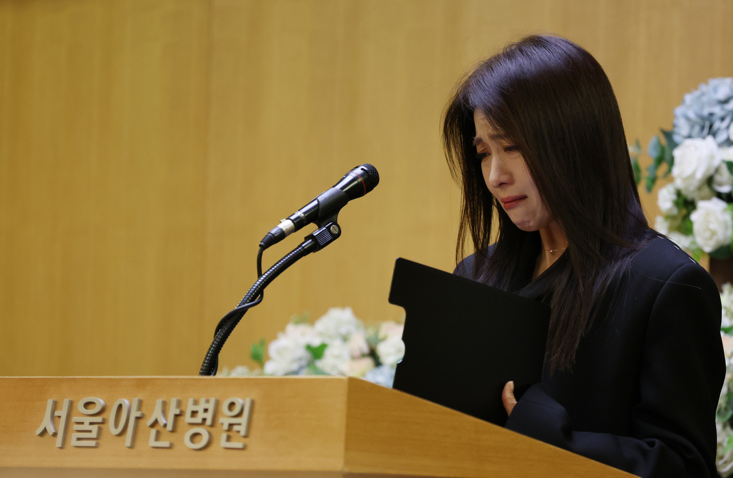 Actor Ha Ji-won delivers a eulogy during the farewell ceremony for veteran actor Lee Soon-jae, who dies at 91, at Asan Medical Center in southern Seoul on Nov. 27. [NEWS1] 