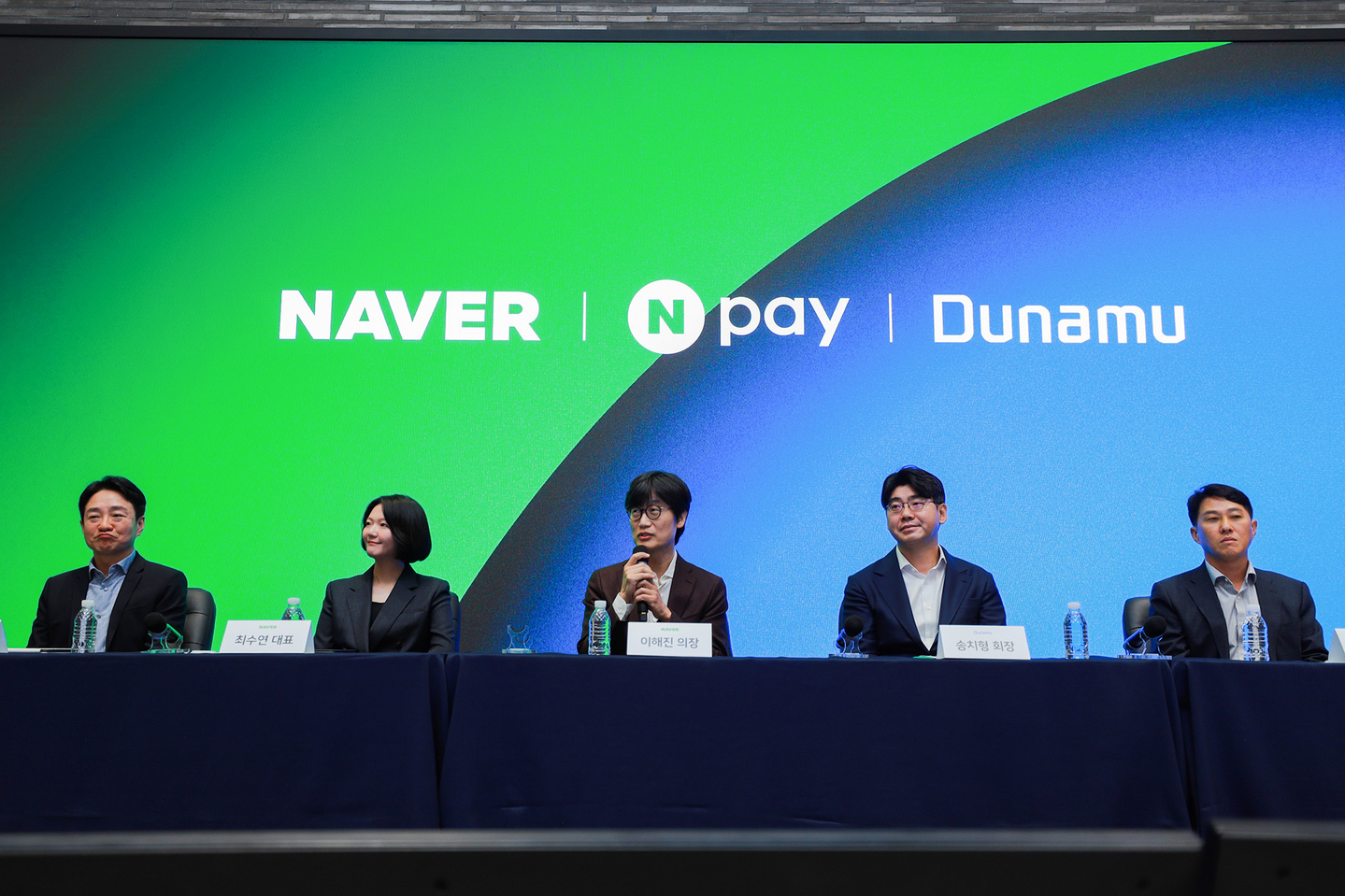 From left, Naver Pay CEO Park Sang-jin, Naver CEO Choi Soo-yeon, Naver Chairman Lee Hae-jin, Dunamu Chairman Song Chi-hyung and Dunamu CEO Oh Kyung-seok attend a joint press conference to explain the reasons for Naver Financial's acquisition of Dunamu at Naver's headquarters in Seongnam, Gyeonggi, on Nov. 27. [NAVER]